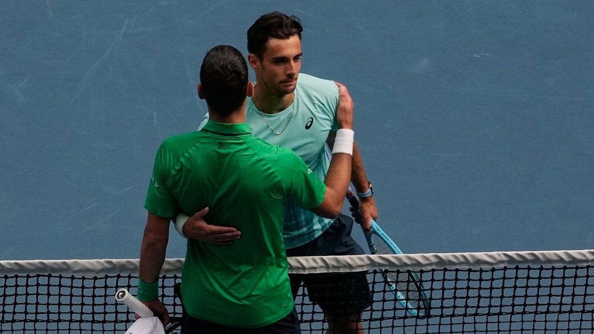 Lorenzo Musett (vpravo) a Novak Djokovič.