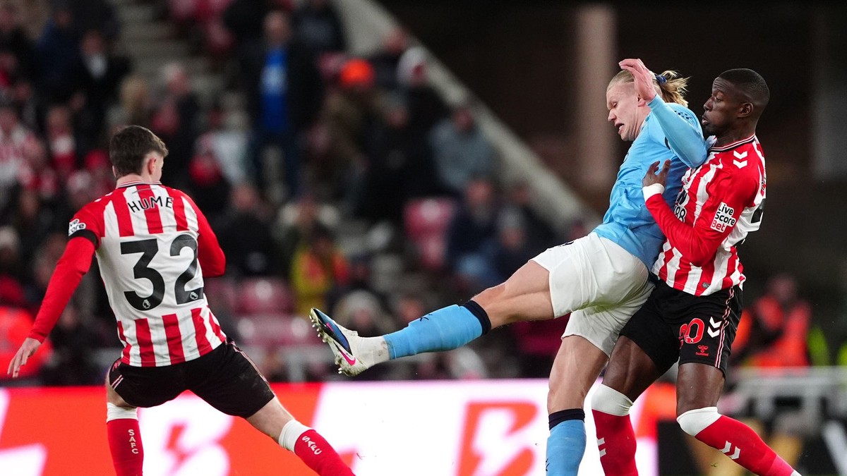 Útočník Manchester City Erling Haaland a hráč Sunderlandu Nordi Mukiele (vpravo) počas zápasu Premier League.