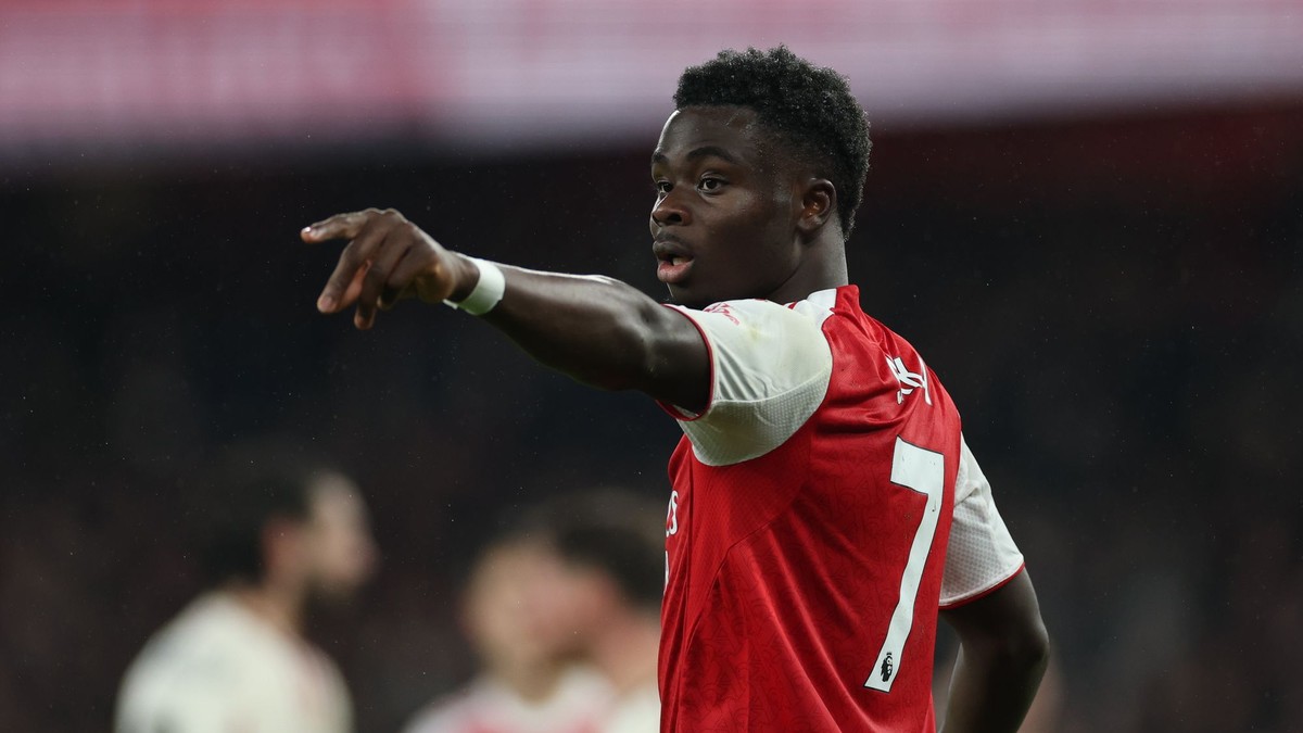 Anglický futbalista Bukayo Saka v drese Arsenalu.