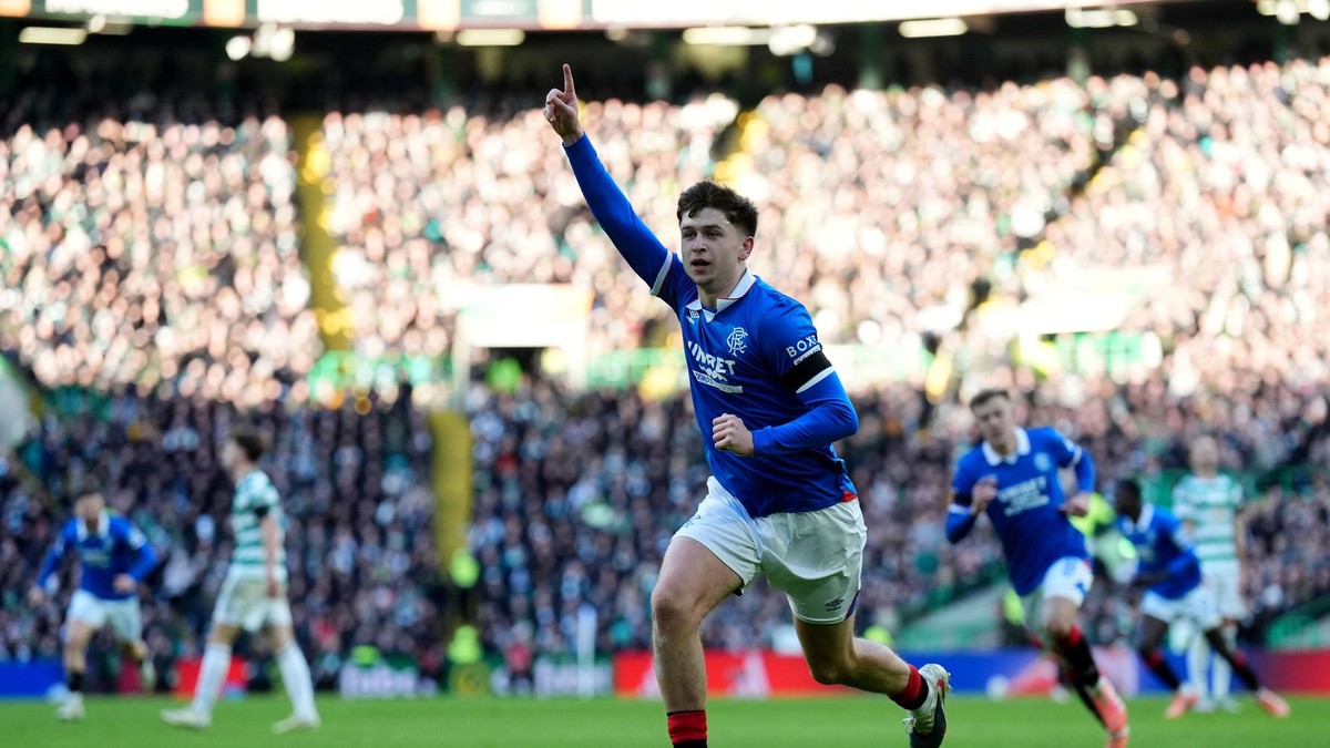 Mikey Moore sa teší z gólu v zápase proti Celticu.