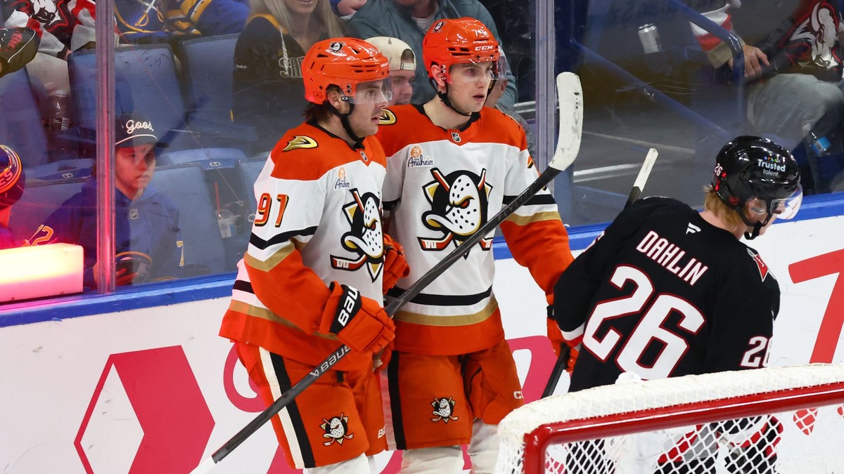 Leo Carlsson a Ian Moore.