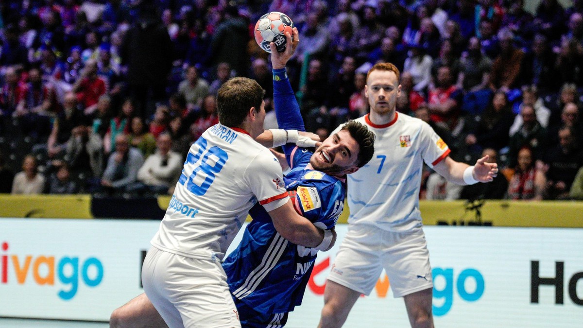 Český hádzanár Matěj Havran (vľavo) a Ludovic Fabregas z Francúzska počas zápasu C-skupiny Francúzsko - Česko.