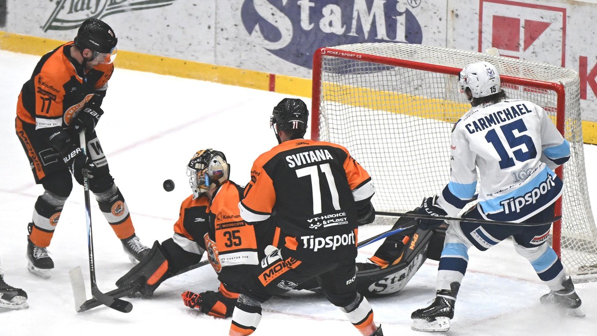 Druhý zľava brankár Vladimír Glosár (Michalovce) a vpravo Elias Carmichael (Nitra)  počas zápasu 37. kola hokejovej Tipsport ligy HK Dukla Michalovce - HK Nitra.