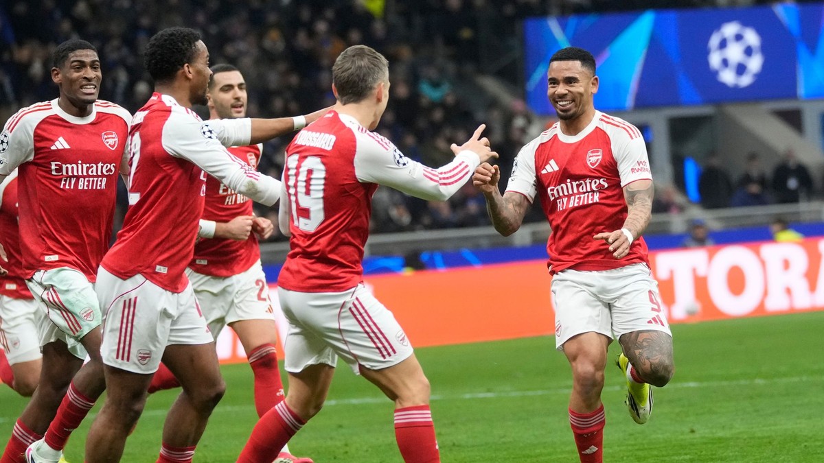 Gabriel Jesus sa teší so spoluhráčmi z Arsenalu po góle.