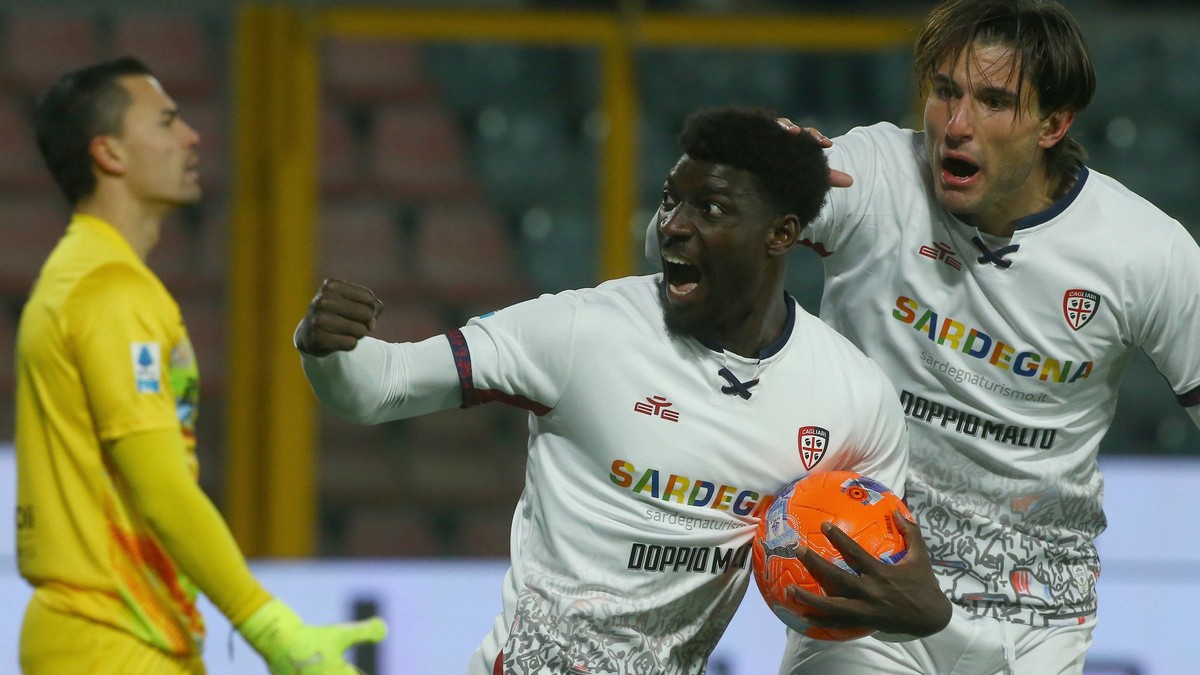 Hráč Cagliari Michel Adopo oslavuje gól počas zápasu Serie A medzi Cremonese a Cagliari.