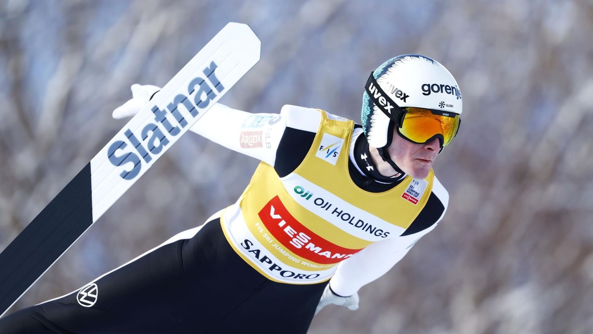 Slovinský skokan na lyžiach Domen Prevc.