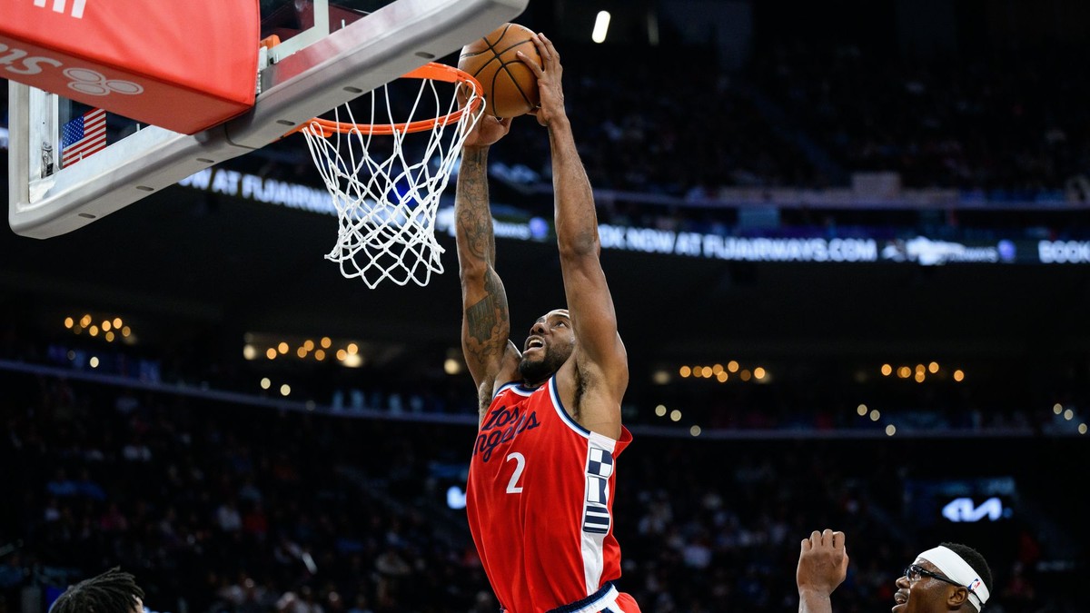 Krídelník Los Angeles Clippers Kawhi Leonard (2) smečuje počas zápasu NBA proti Utahu.