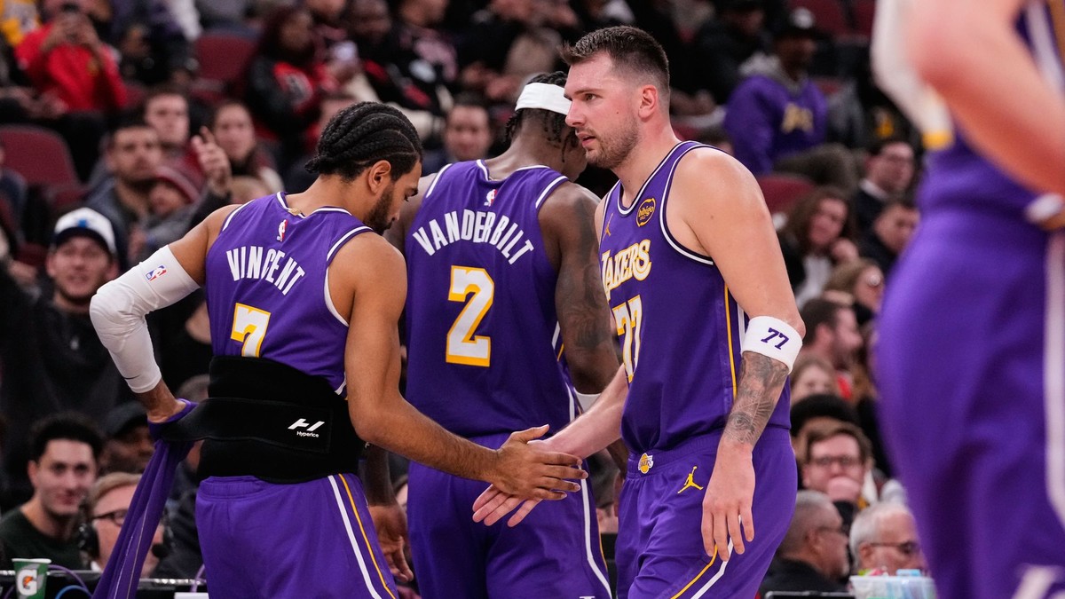 Slovinec Luka Dončič sa teší so spoluhráčmi z Lakers.