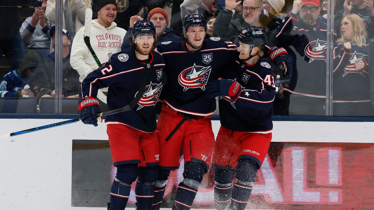 Hráči Columbusu sa radujú z gólu.