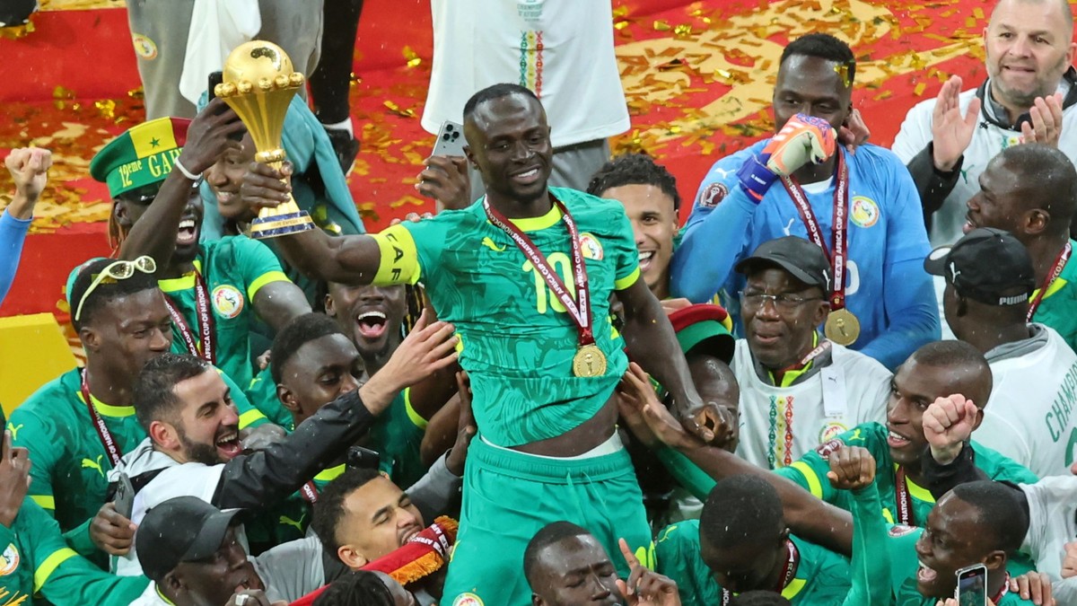 Sadio Mane s trofejou po výhre Senegalu na Africkom pohári národov 2025.