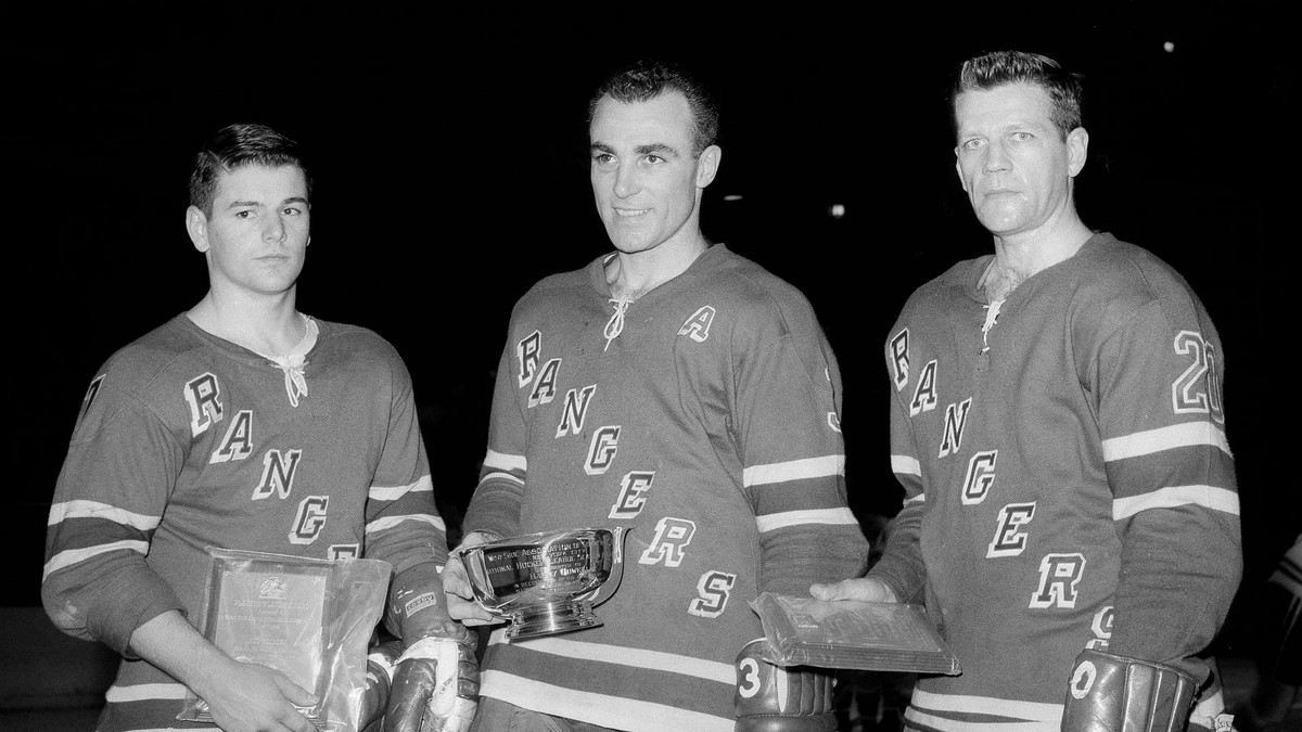 Zľava hráči New York Rangers Rod Gilbert, Harry Howell a Phil Goyette držia trofeje.