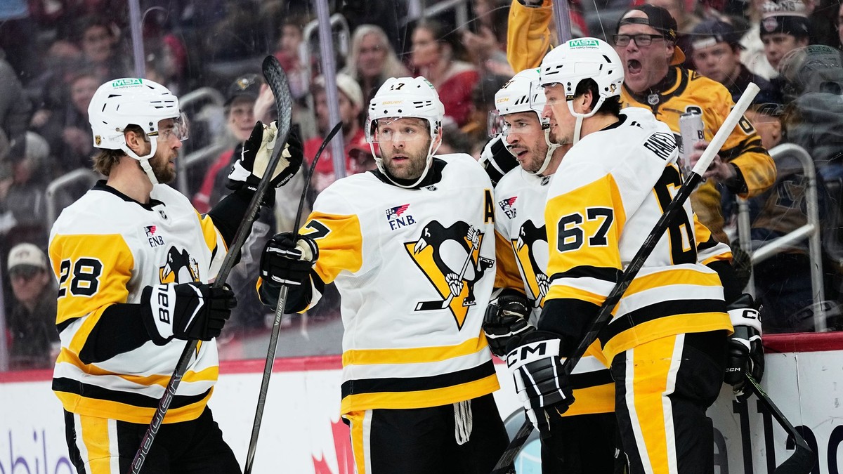 Hráči Pittsburghu Penguins oslavujú gól v sieti Detroitu.