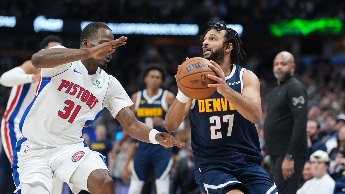 Momentka zo zápasu Detroit Pistons a Denver Nuggets.