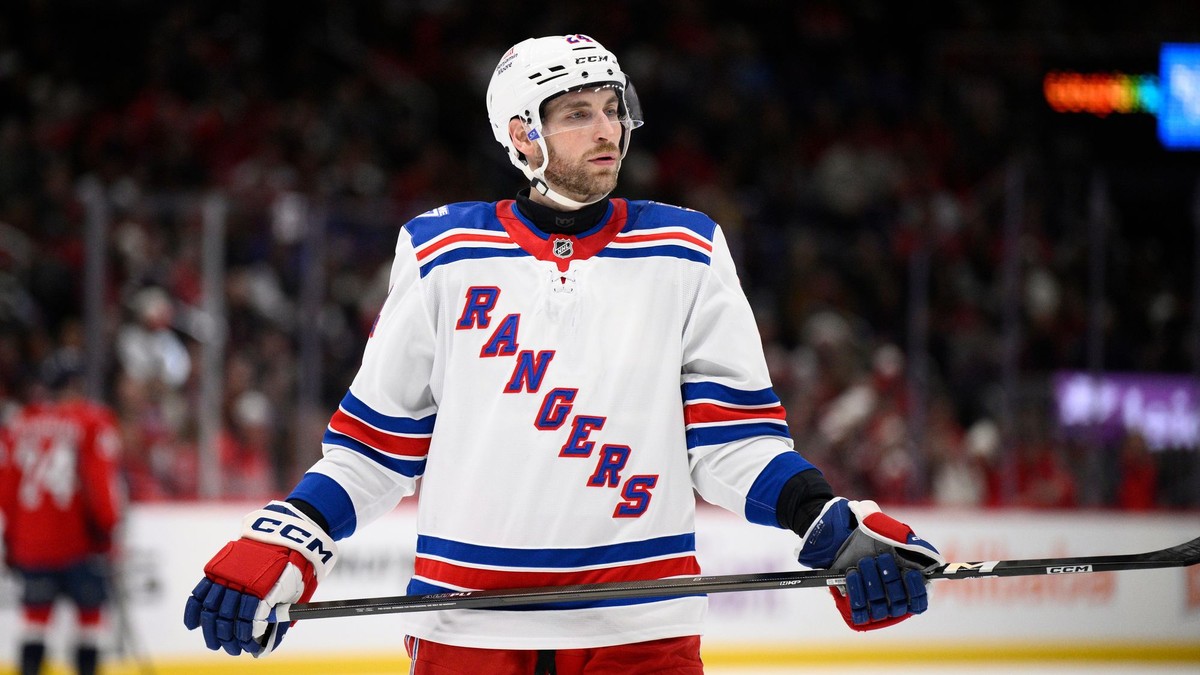 Obranca Carson Soucy v drese New Yorku Rangers.