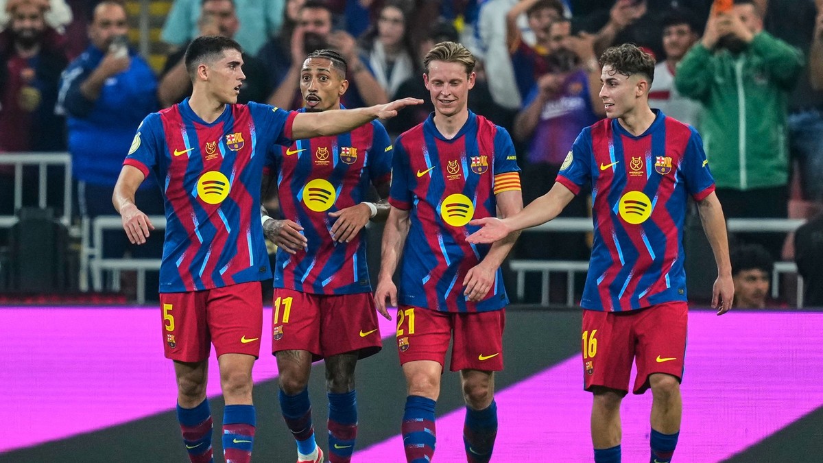 Hráči Barcelony sa tešia z gólu.