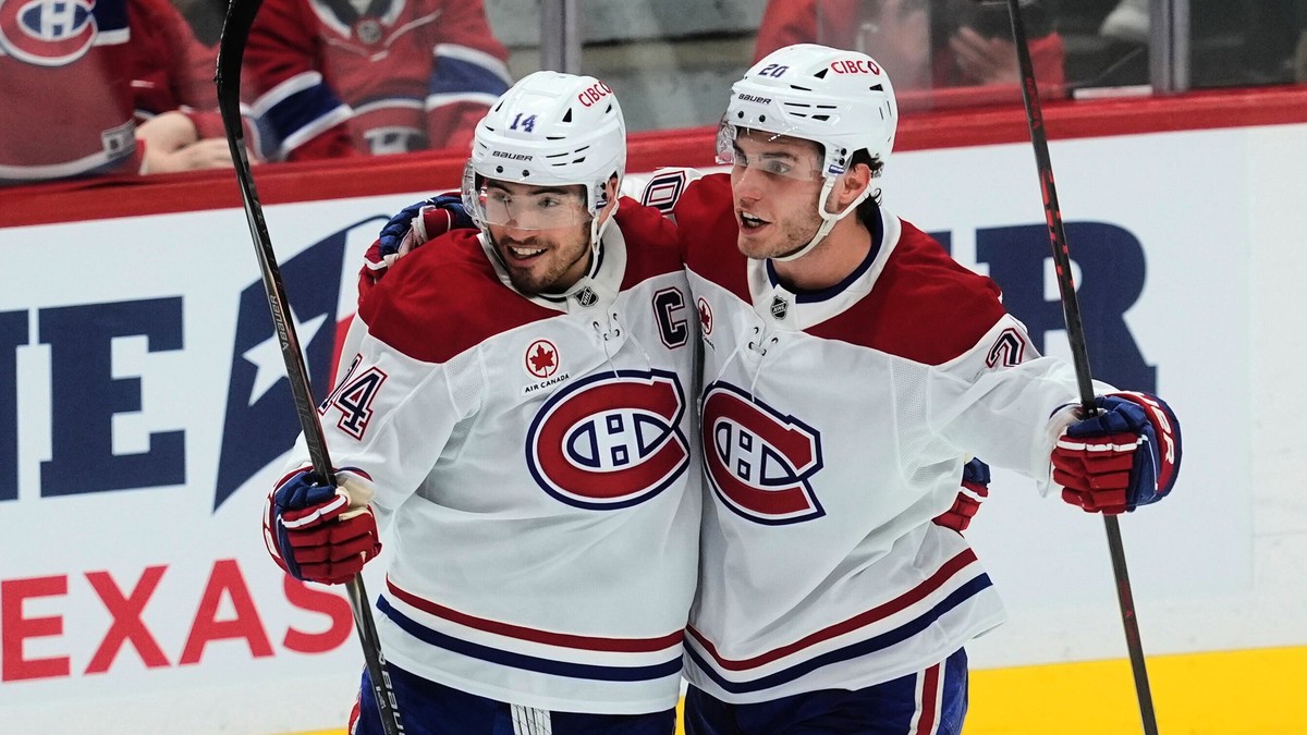 Juraj Slafkovský a Nick Suzuki oslavujú gól. 