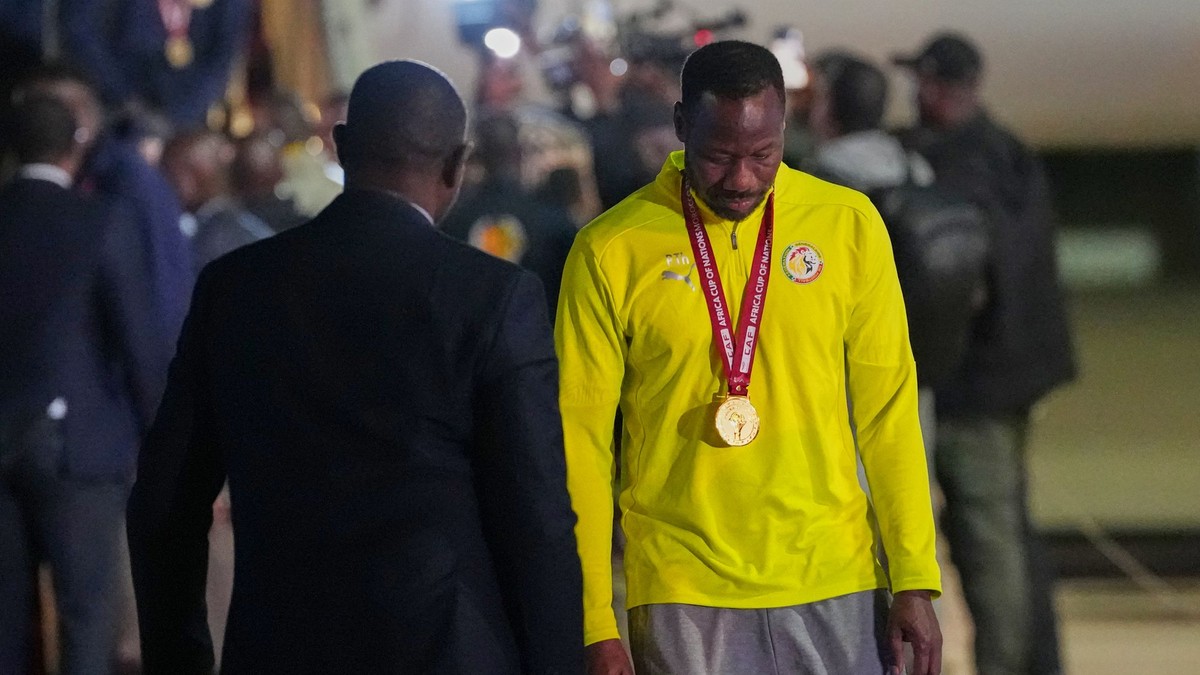 Tréner senegalskej reprezentácie Pape Thiaw (vpravo)