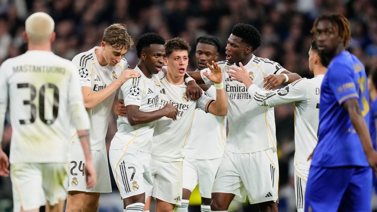 Vinicius Junior oslavuje so spoluhráčmi gól.