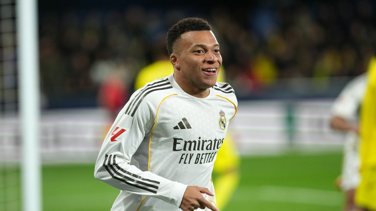 Kylian Mbappé oslavuje gól do siete Villarrealu.