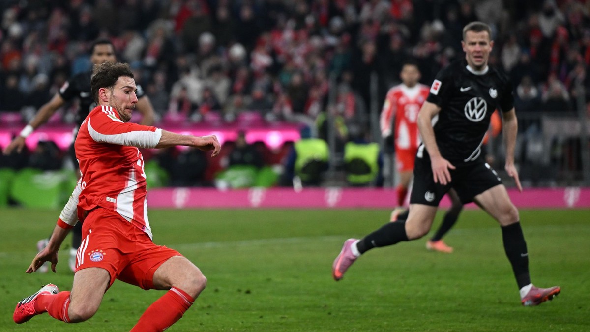 Na snímke slovenský futbalista v drese Wolfsburgu Denis Vavro (vpravo), vľavo hráč Bayernu Leon Goretzka strieľa gól na 8:1.