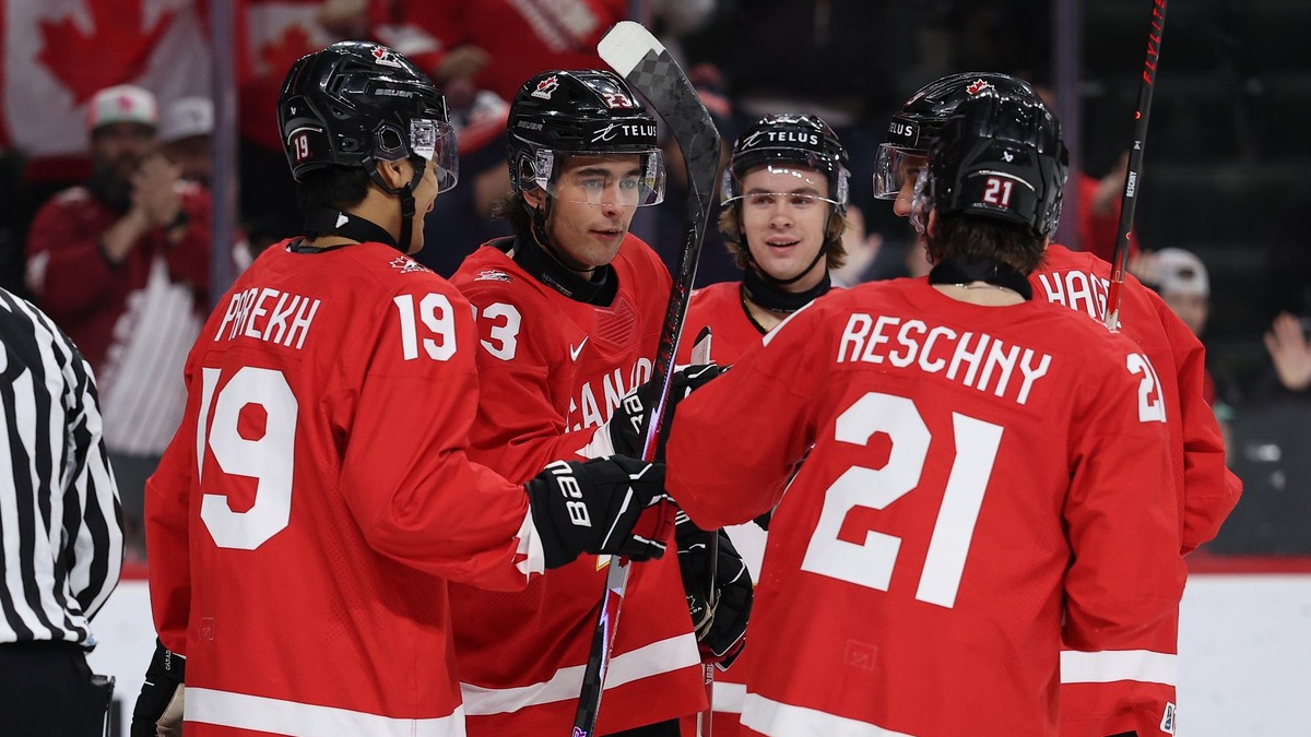 Kanaďan Sam O'Reilly (druhý zľava) oslavuje gól so spoluhráčmi v zápase o bronz.