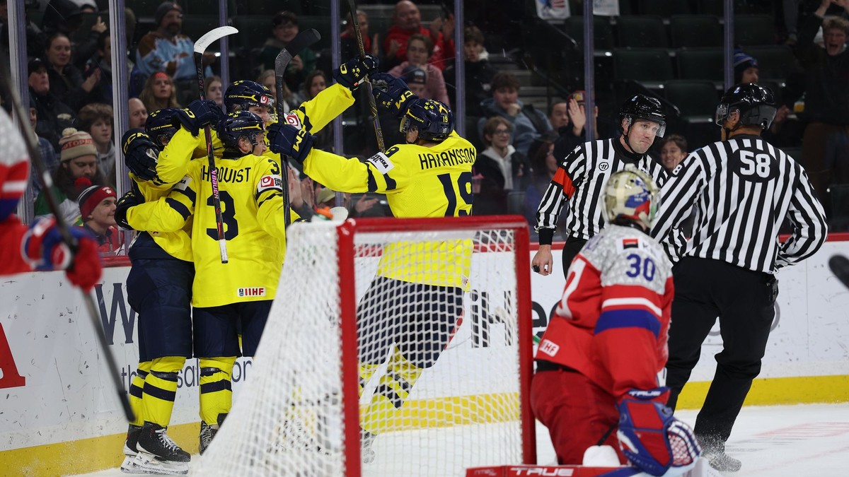 Hokejisti Švédska oslavujú gól do siete Česka vo finále MS U20 2026.