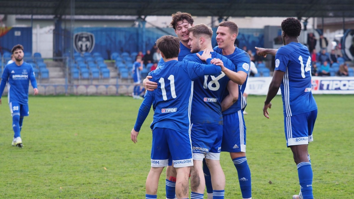 V Beluši (1:1) bol autorom otváracieho gólu Peter Vavruš (18), ktorý prišiel do Častkoviec za bratom Damiánom Vavrušom.