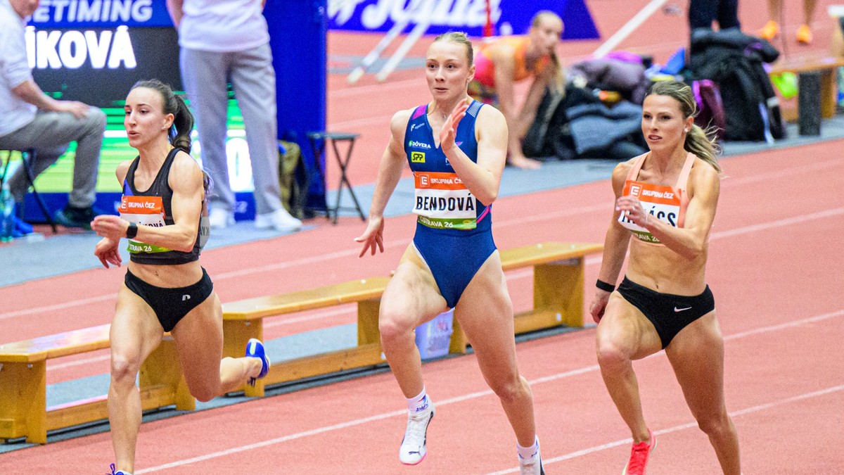 Na snímke v strede slovenská reprezentantka Ema Bendová.