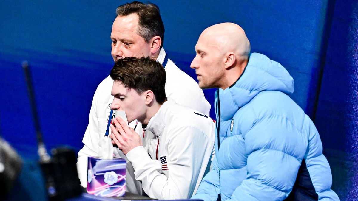 Benoit Richaud (sprava) v Kiss & Cry s americkým pretekárom Maximom Naumovom na ZOH v Miláne.