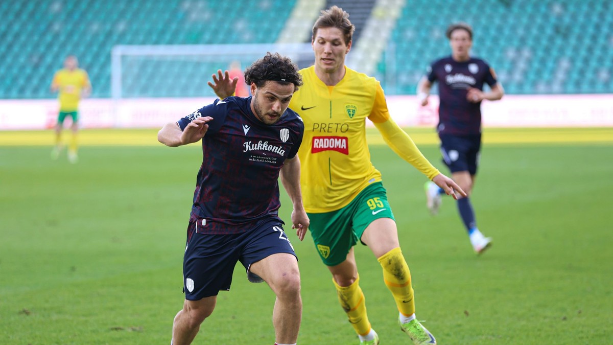 V popredí sprava Marko Roginič (Žilina) a Tsotne Kapanadze (Dunajská Streda)