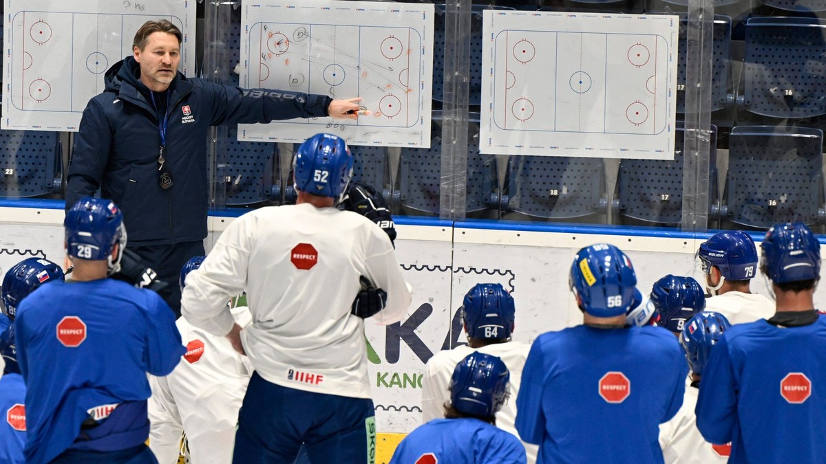 Tréner tímu Vladimír Országh počas spoločného tréningu Slovenska