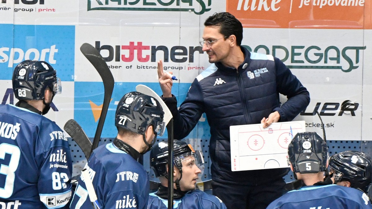Na snímke v pozadí tréner Slovana Brad Tapper rozdáva pokyny svojim zverencom.