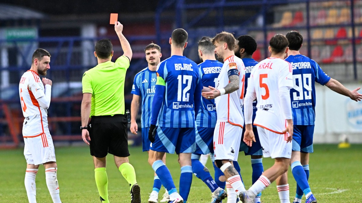 Na snímke rozhodca ukazuje červenú kartu Petrovi Pokornému (ŠK Slovan).
