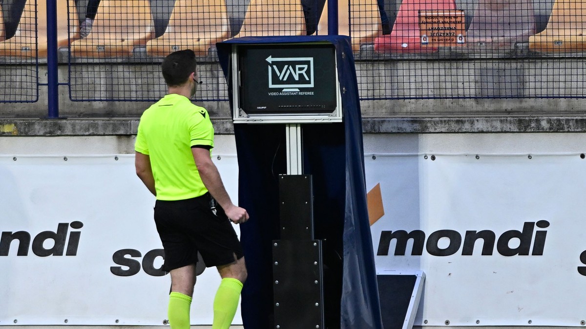 rozhodca prezerá VAR