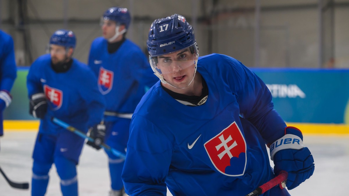 Šimon Nemec počas tréningu slovenskej hokejovej reprezentácie na zimných olympijských hrách v Miláne.