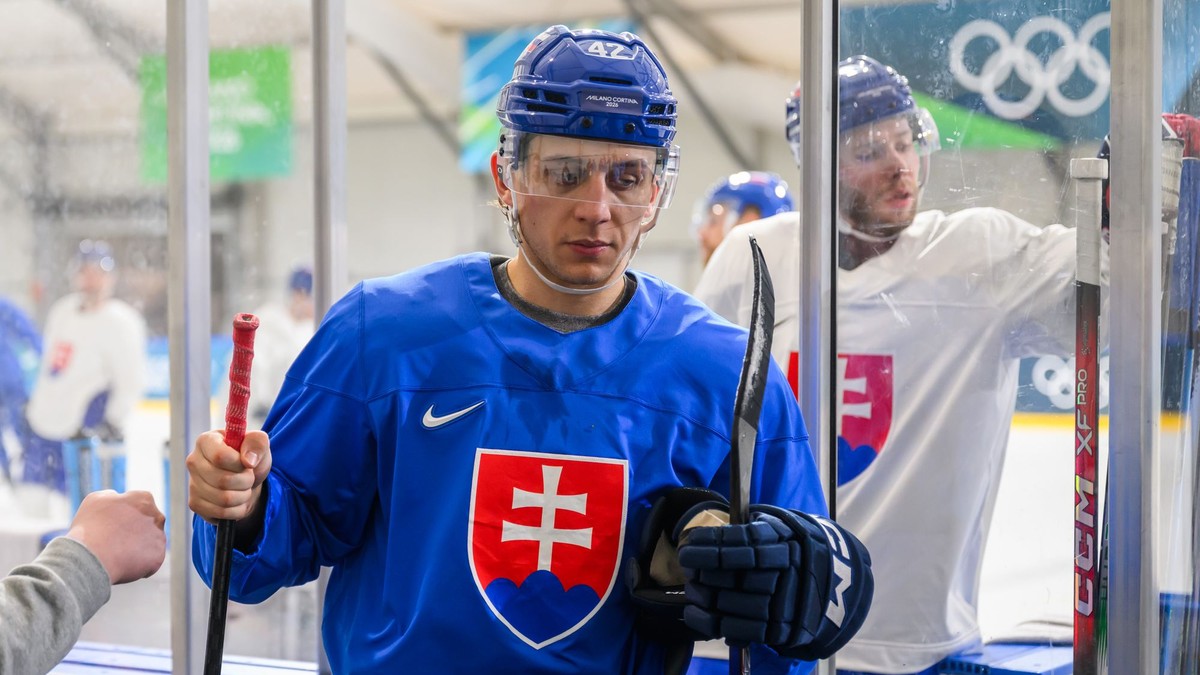 Martin Fehérváry po tréningu slovenskej hokejovej reprezentácie na zimných olympijských hrách v Miláne.