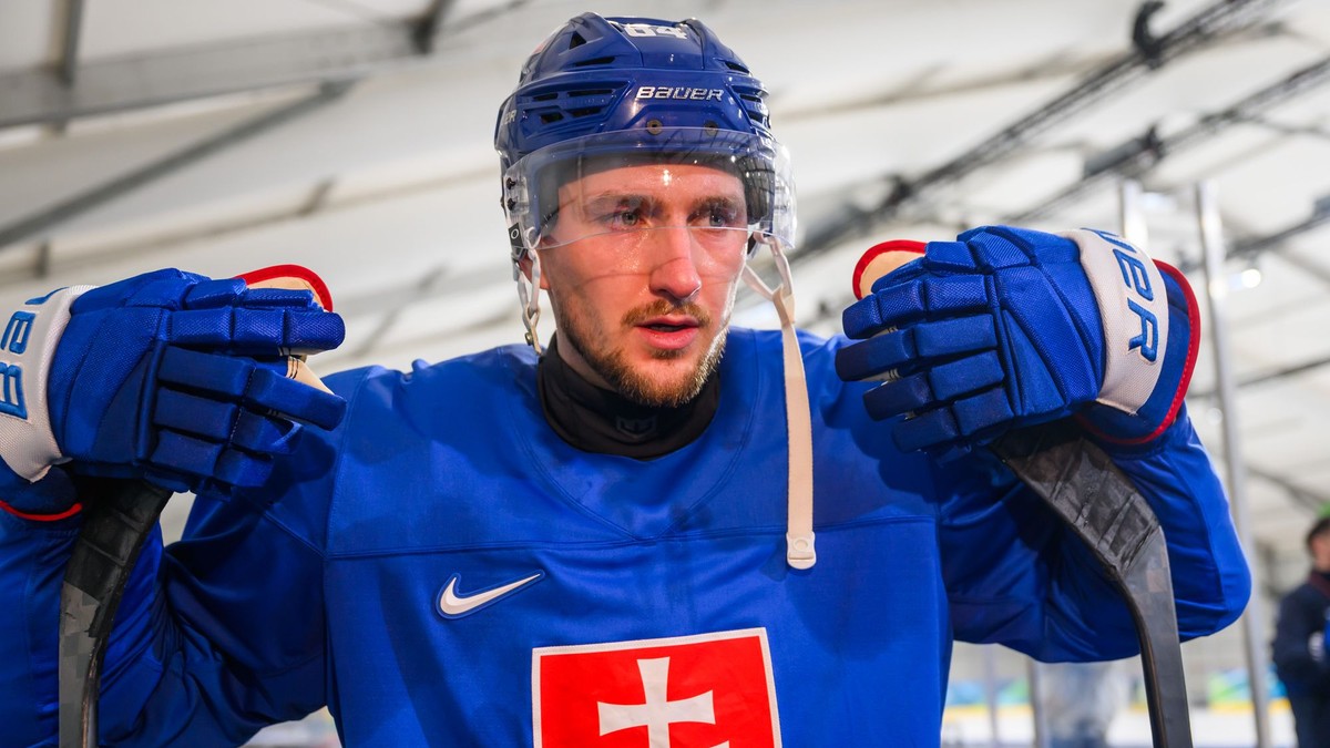Pavol Regenda po tréningu Slovenska pred štartom hokejového turnaja na ZOH 2026 v Miláne. 
