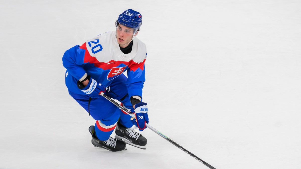 Juraj Slafkovský korčuľuje s pukom počas zápasu základnej B-skupiny Slovensko - Fínsko.