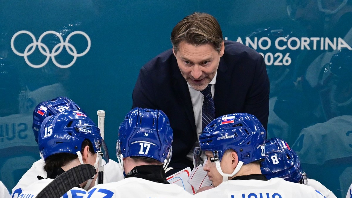 Tréner Vladimír Országh rozdáva pokyny slovenským hokejistom v zápase proti Fínsku. 