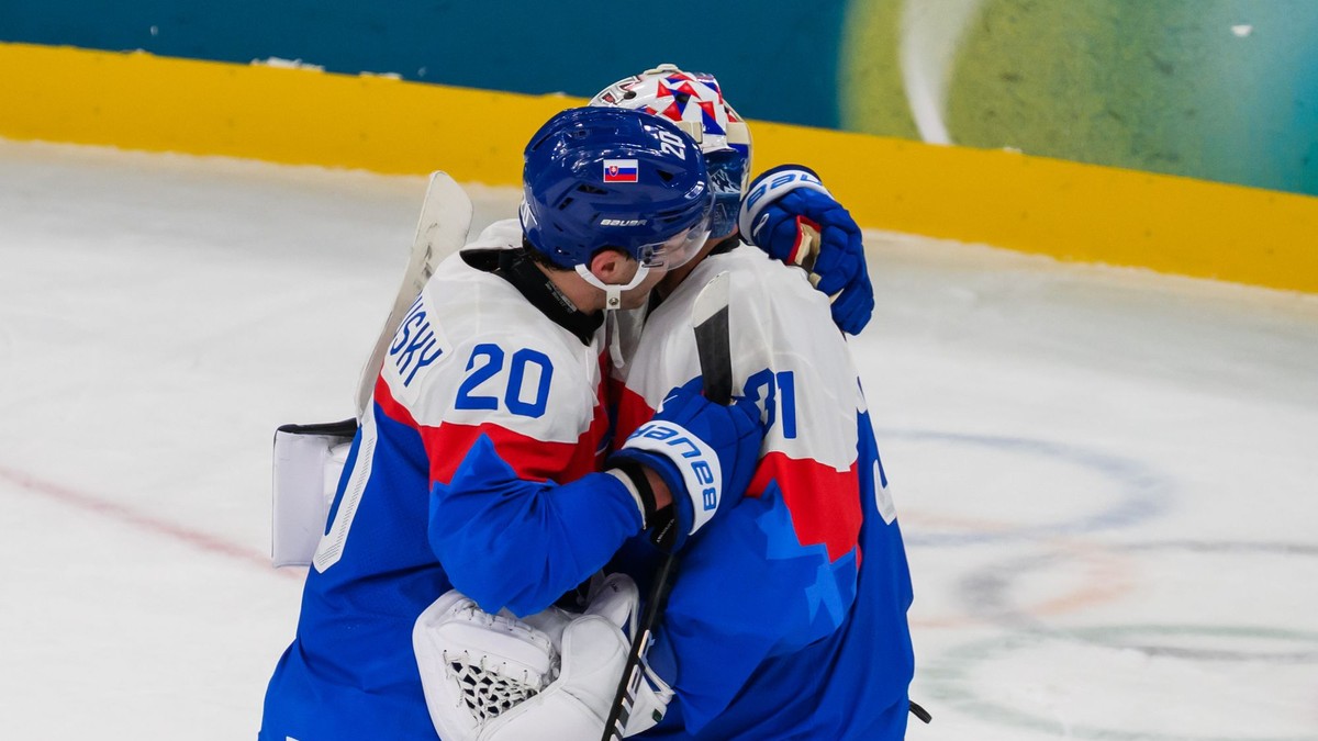 Juraj Slafkovský a Samuel Hlavaj sa tešia z výhry 4:1 po zápase Slovensko - Fínsko.