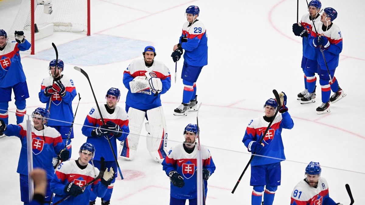 Na snímke slovenskí hokejisti ďakujú divákom po výhre 4:1 po zápase základnej B-skupiny Slovensko - Fínsko.