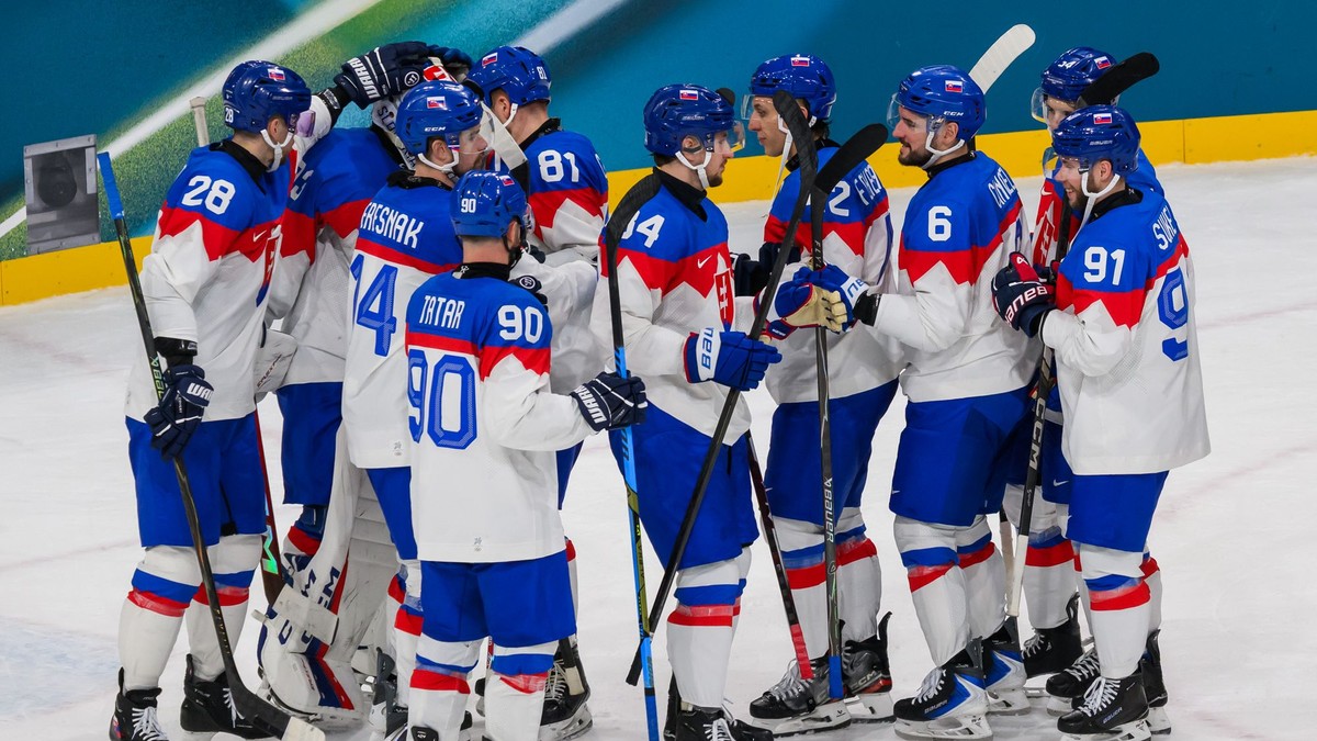 Hráči Slovenska sa tešia z výhry. 