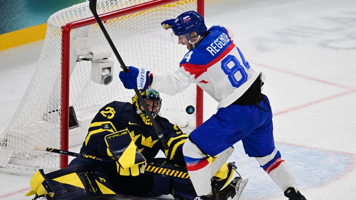 Hokejisti Slovenska strieľajú gól Švédsku na ZOH 2026.