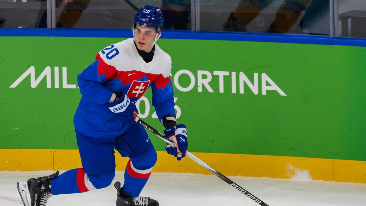 Juraj Slafkovský (Slovensko) korčuľuje s pukom vo štvrťfinálovom dueli Nemecko - Slovensko.