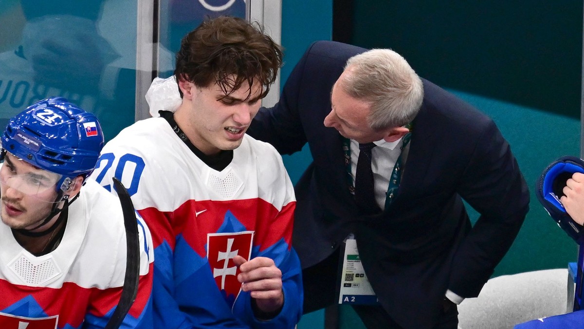 Juraj Slafkovský v opatere lekára počas zápasu s Nemeckom vo štvrťfinále ZOH 2026 v Miláne.