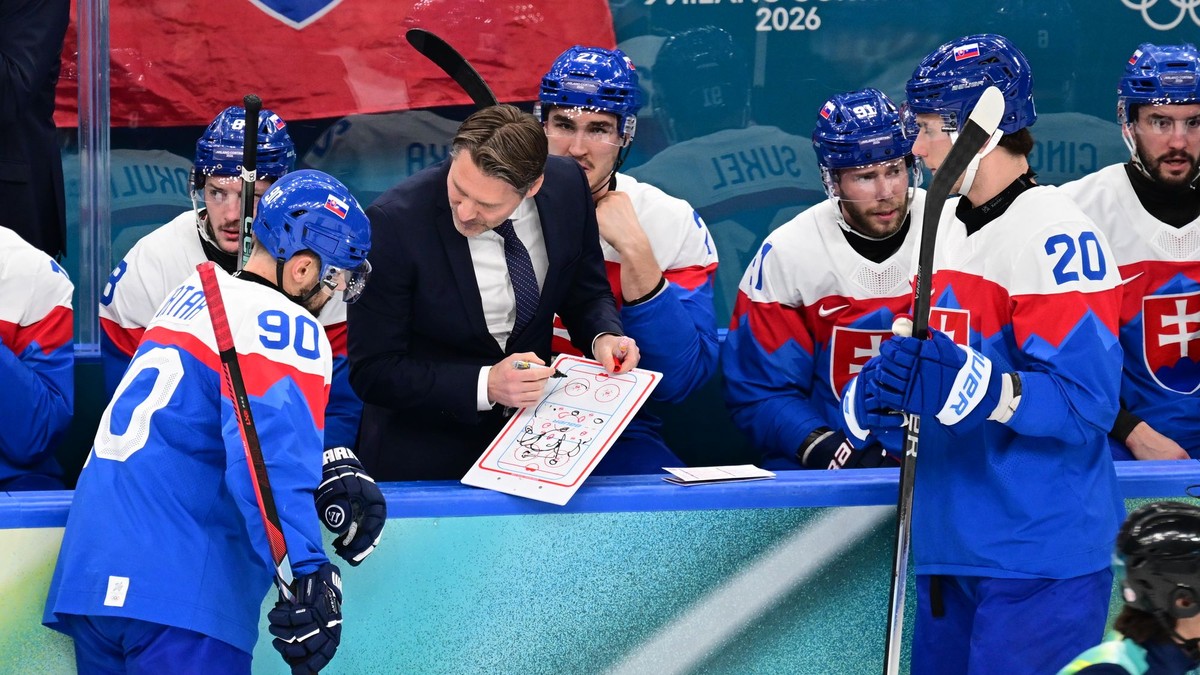 Hlavný tréner Vladimír Országh rozdáva pokyny hráčom v zápase o bronz proti Fínsku. 