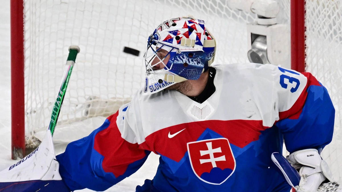 Na snímke slovenský hokejový brankár Samuel Hlavaj.