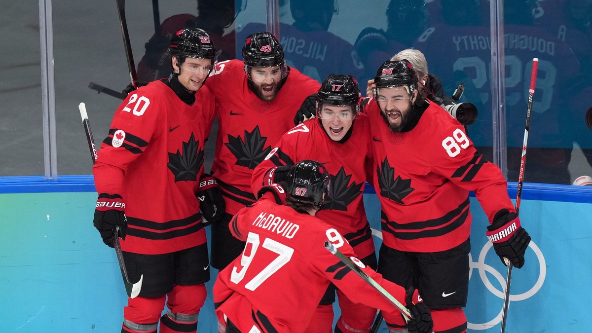 Macklin Celebrini (17) oslavuje so spoluhráčmi gól proti Češku v zápase štvrťfinále. 