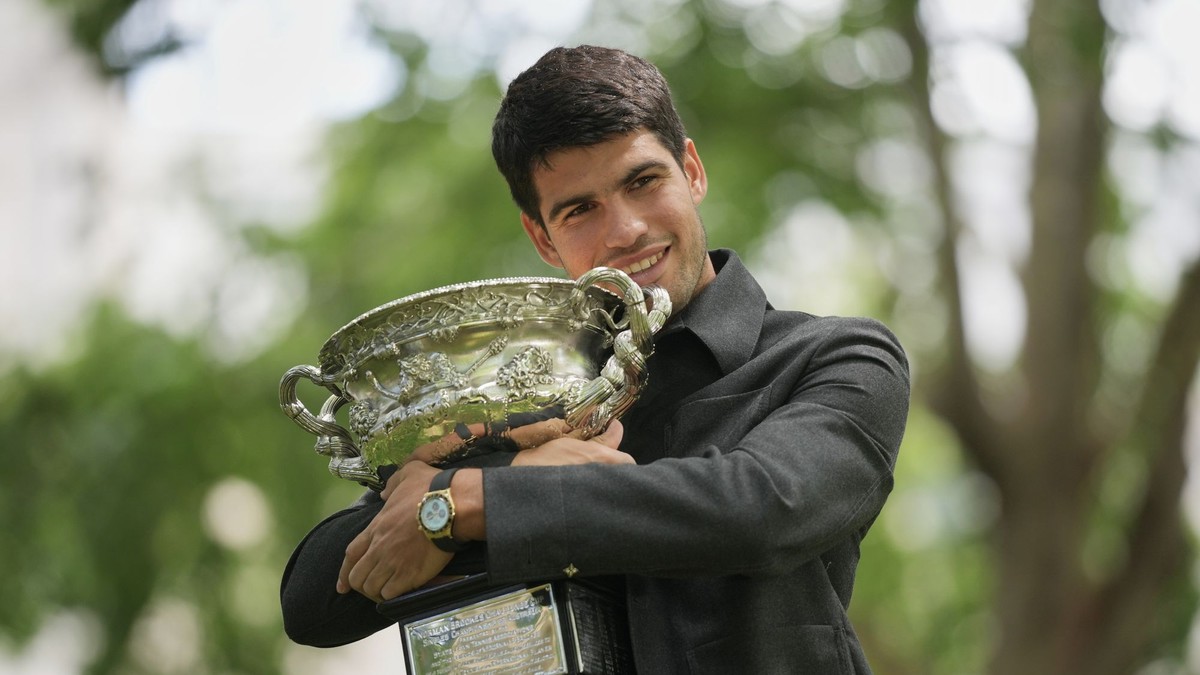 Španielsky tenista Carlos Alcaraz pózuje s trofejou po jeho nedeľnej výhre nad Srbom Novakom Djokovičom.