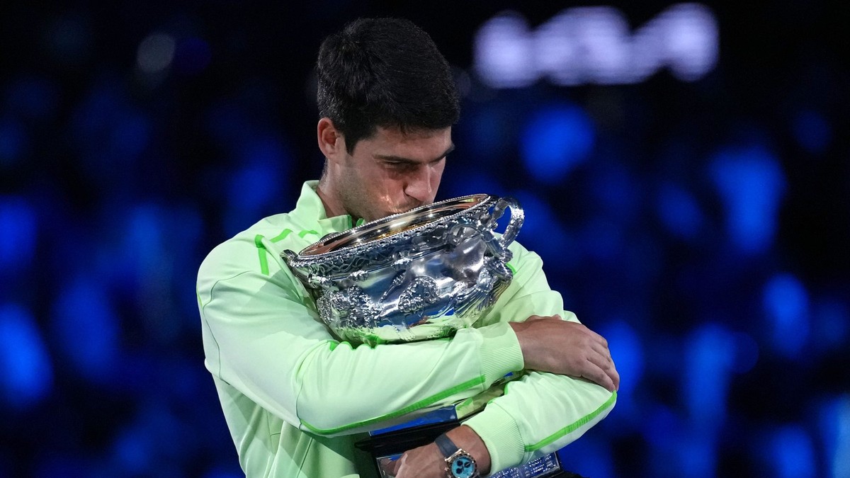 Španielsky tenista Carlos Alcaraz pózuje s trofejou po jeho výhre nad Srbom Novakom Djokovičom vo finále Australian Open.